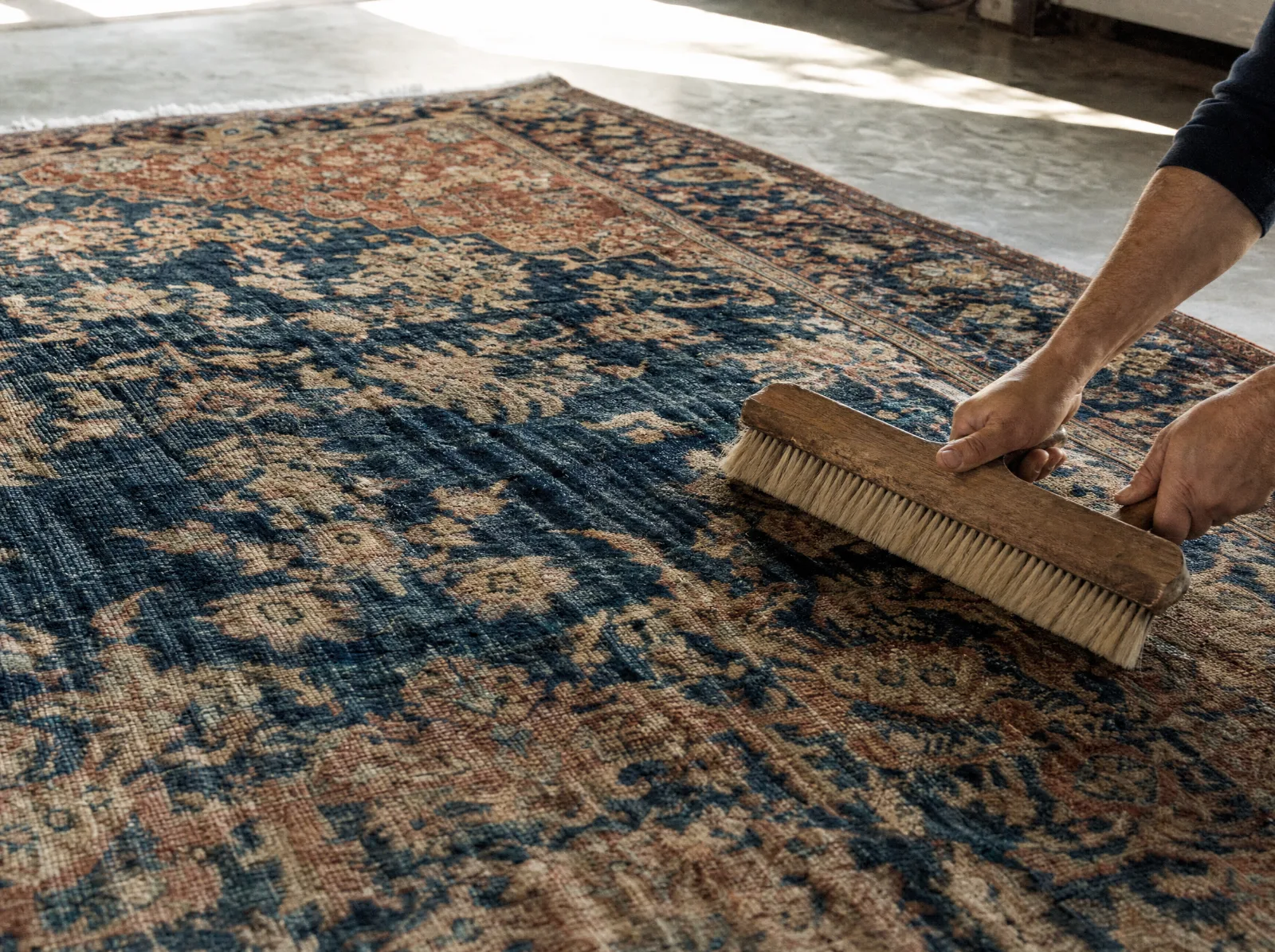 Brossage du poil d'un grand tapis propre posé à plat pour le séchage (illustration)