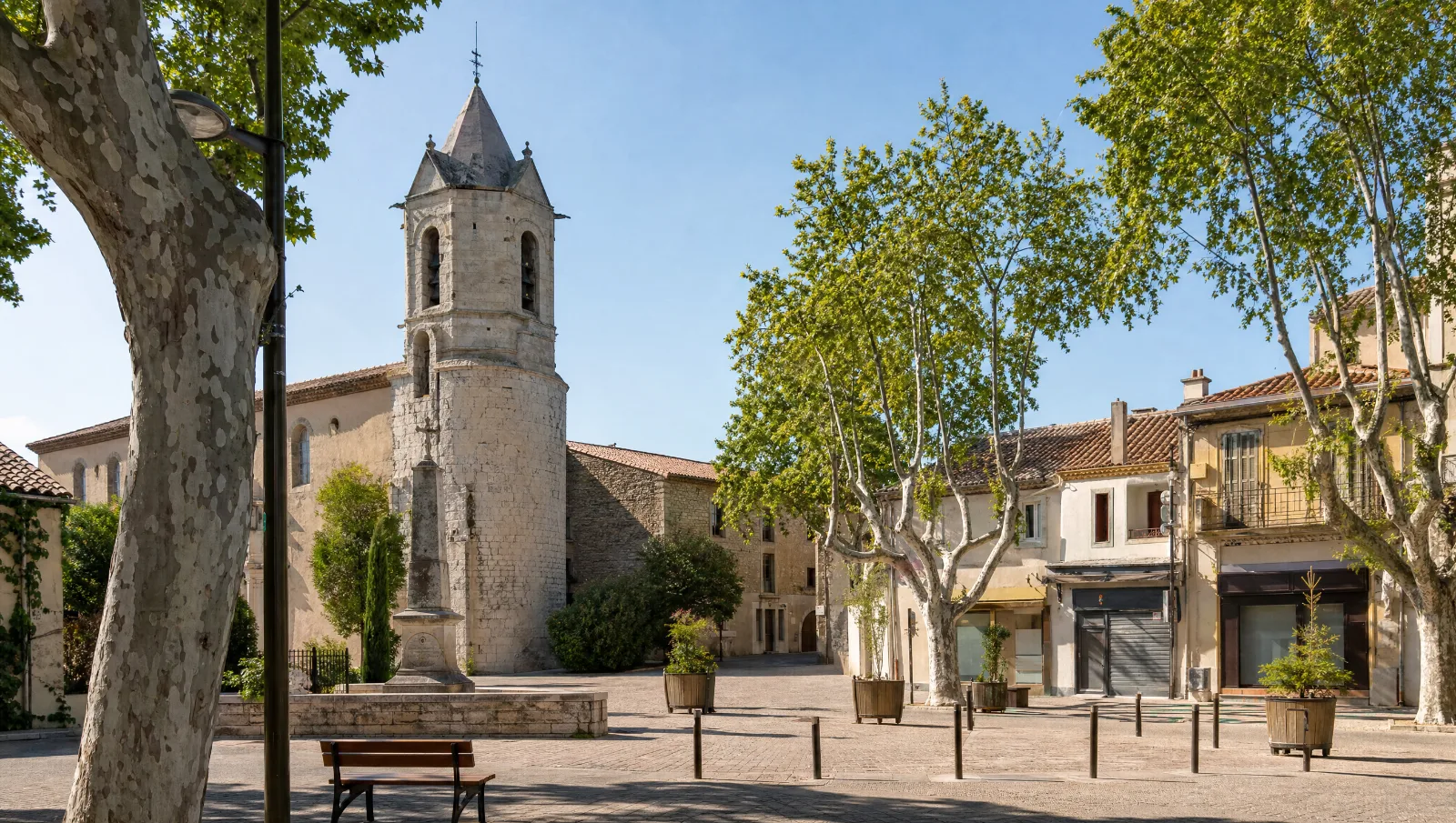 Place de village à Saint-Jean-de-Védas, clocher en pierre, platanes et toits de tuiles (illustration)